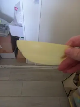 petite assiette en plastique jaune