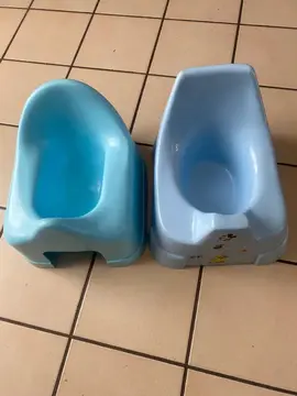 Deux pots de toilette pour enfant