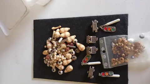 Pendentifs et perles diverses