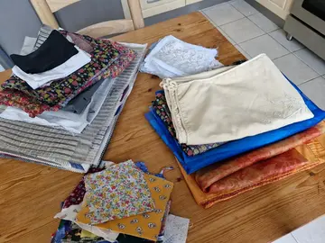 Pour couturière, un petit Lot de chutes de tissu plus un Lot pour patchwork