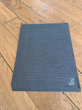 Paquet de feuilles noires lignées