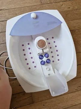 Bain de pieds électriques avec accessoire pour massage + râpe.