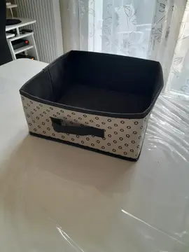 Petit bac de rangement.