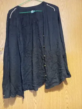 chemisier taille 42 avec chaîne dorée sur chaque epaule