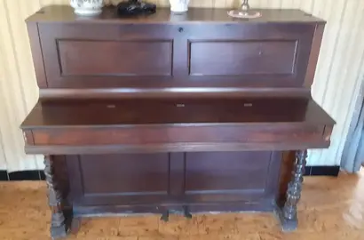 Donne un piano desaccordé