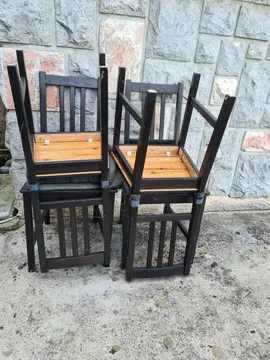 4 chaises noires en bois