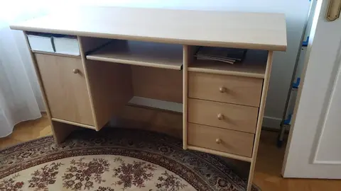 Bureau en bois clair – fonctionnel et en très bon état