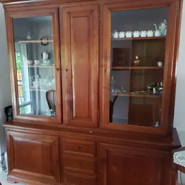 Meuble vitrine en merisier massif – Excellent état