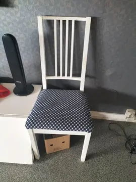 table de cuisine et deux chaises