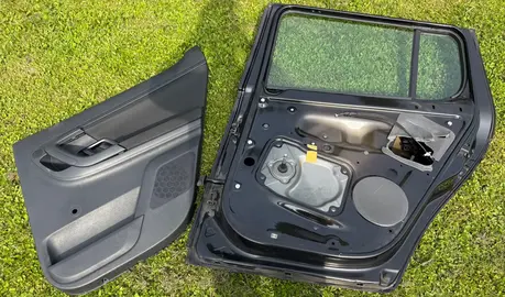 2 portes de voiture Skoda Fabia Carosserie abîmée ; vitres et autres récupérables