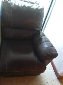 deux fauteuils qui s assemblé avec manette sur le côté pour relever l accoudoir pour reposer les pie