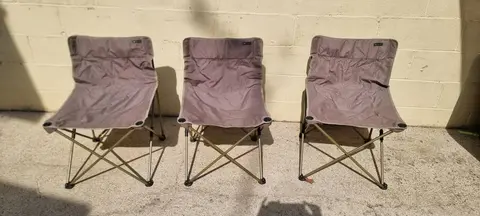 donne 3 sieges pliants de camping decathlon bon etat.