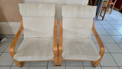 2 fauteuils utilisables mais assise renforcée au scotch et tissus sali à recouvrir