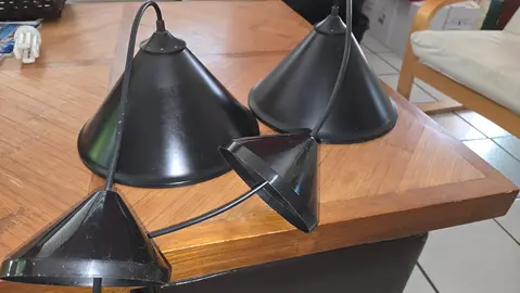 2 suspensions noires à l'extérieur et blanches à l'intérieur