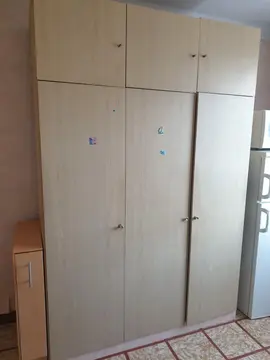 Grande armoire de rangement 2,25 m de haut 1,46 m de large, 3 portes
