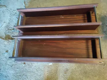 2 ETAGERES EN BOIS MASSIF ET LAITON