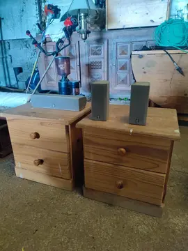 2 tables de chevet en pin bon etat à nettoyer