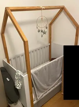 Lit pour jeune enfant (1-5 ans) avec matelas et drap, en très bon état mais démonté
