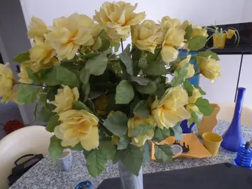 décoration jaune et bleue
