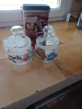 deux pots en verre plus une boîte à café
