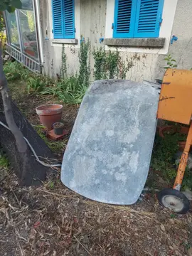 table de jardin à nettoyer