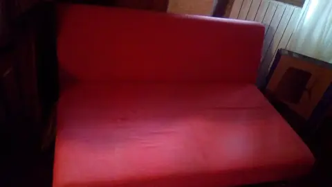 canapé rouge dimension 130 longueur, usé sur coté, base en bois et tissu dessus, creux en dessous po