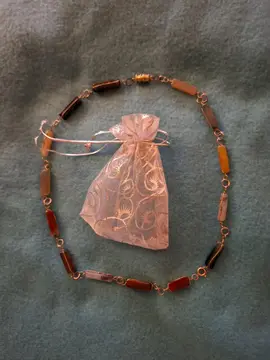 collier avec sa pochette cadeau