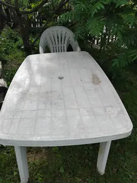 table et 3 chaises en plastique