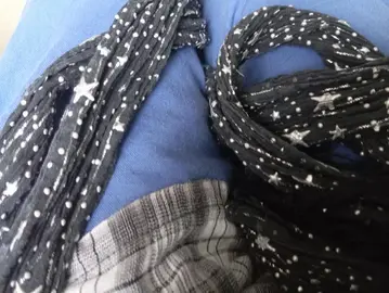 foulard noir et argenté