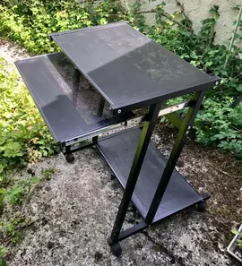Bureau ordinateur en métal
