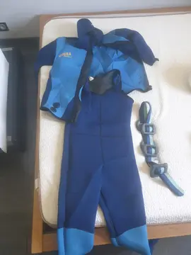 donne combinaison plongee taille avec palme bouteille detendeur etc