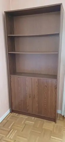 Lit, armoire, bibliothèque