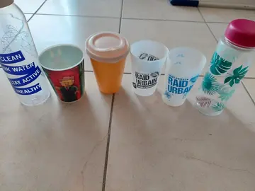 gobelets et gourdes en plastique