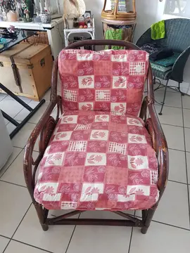 fauteuil rotin et ces 3 coussins