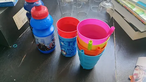 verres en verre et en plastique