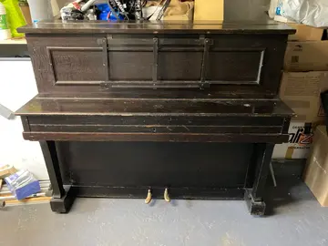 piano droit en bois hors service