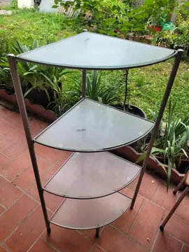 étagère en verre sur pied en métal