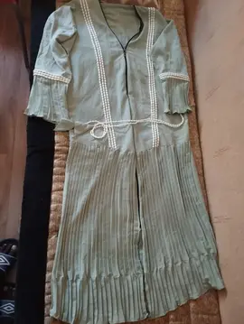 UNE ROBE COURTE