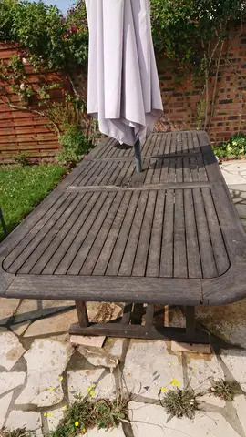Table de jardin en bois et8 chaises et 4 fauteuils