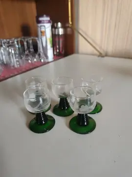 5 petits verres à liqueur