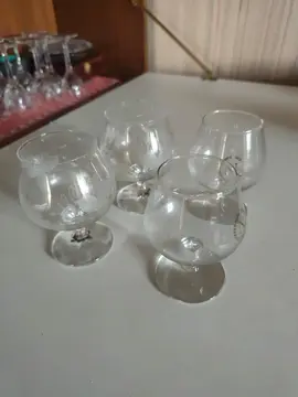 4 verres à cognac de 2 catégories différentes