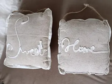 deux mini coussin a accrocher aux mur ou porte st jacques de la lande