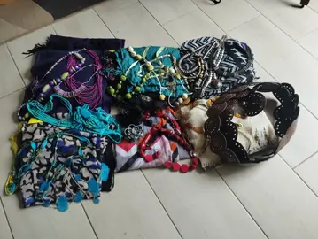 lot foulards,ceintures et bijoux fantaisies