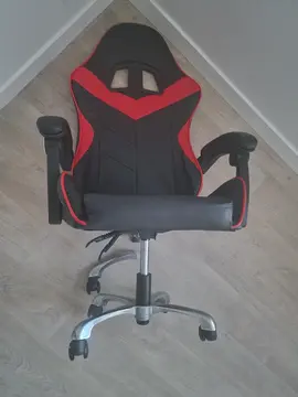Chaise de gamer en bon état pied roulettes à changer