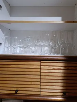 un lot de verres a pied