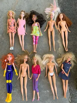 Lot poupées type barbies , poupon et chevaux