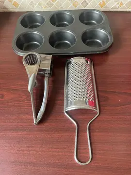 1 Moule à gâteau et 2 râpes à fromage