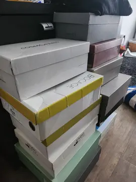 Cause déménagement, donne lot de chaussures et centures