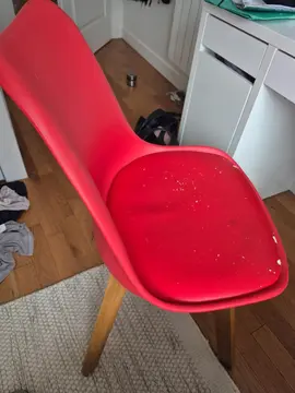 chaise rouge en bois