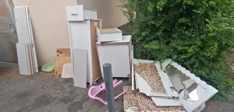 Meubles à monter dans la rue